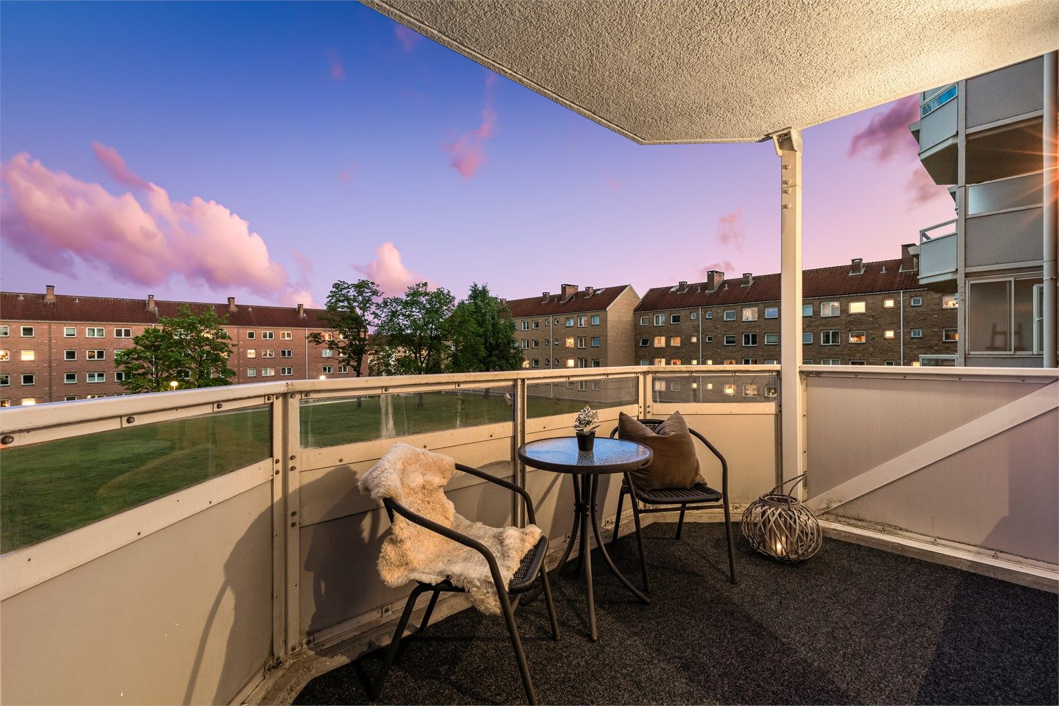 Fra stuen er det utgang til en balkong på rundt 7 m² med god plass til en sittegruppe.