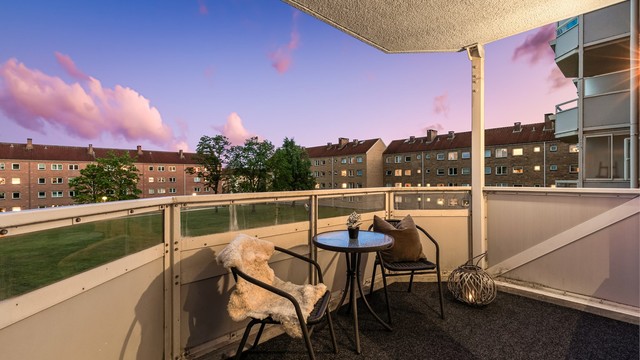 Fra stuen er det utgang til en balkong på rundt 7 m² med god plass til en sittegruppe.