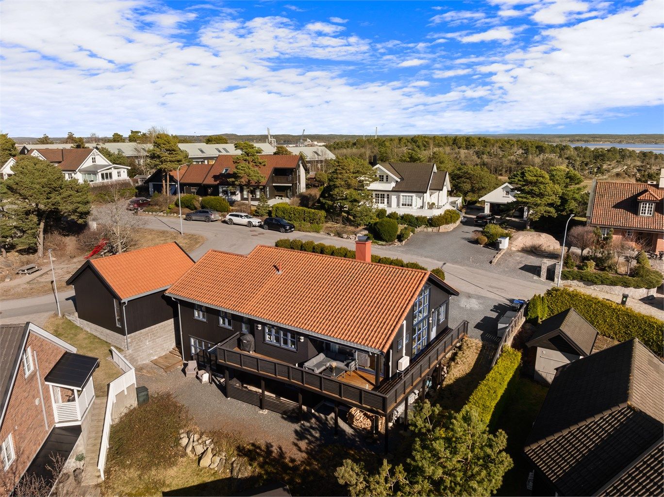 Terrasse på syd- og vestsiden samt hage og platting på østsiden sikrer tilgang til solen dagen gjennom.