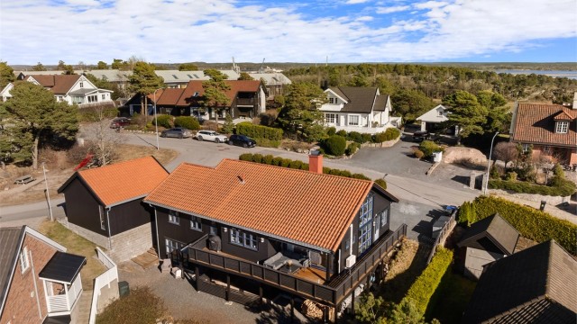 Terrasse på syd- og vestsiden samt hage og platting på østsiden sikrer tilgang til solen dagen gjennom.