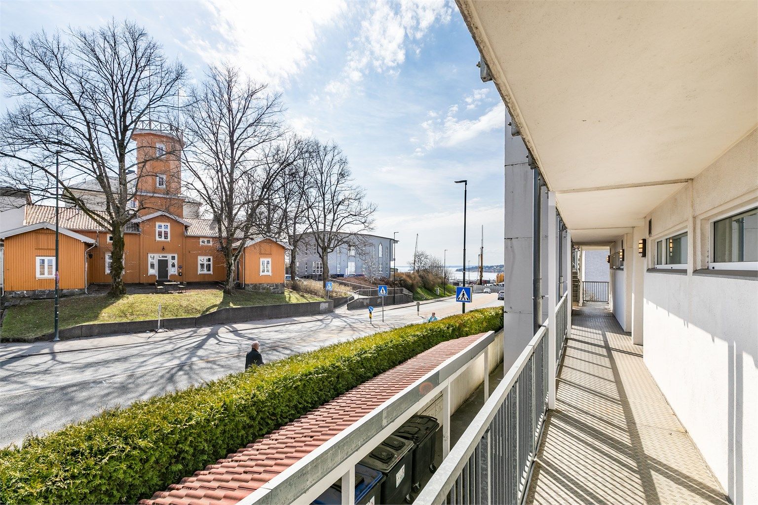 På svalgangen er det sol første del av dagen og fjordutsikt å se.