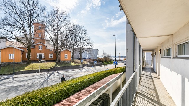 På svalgangen er det sol første del av dagen og fjordutsikt å se.