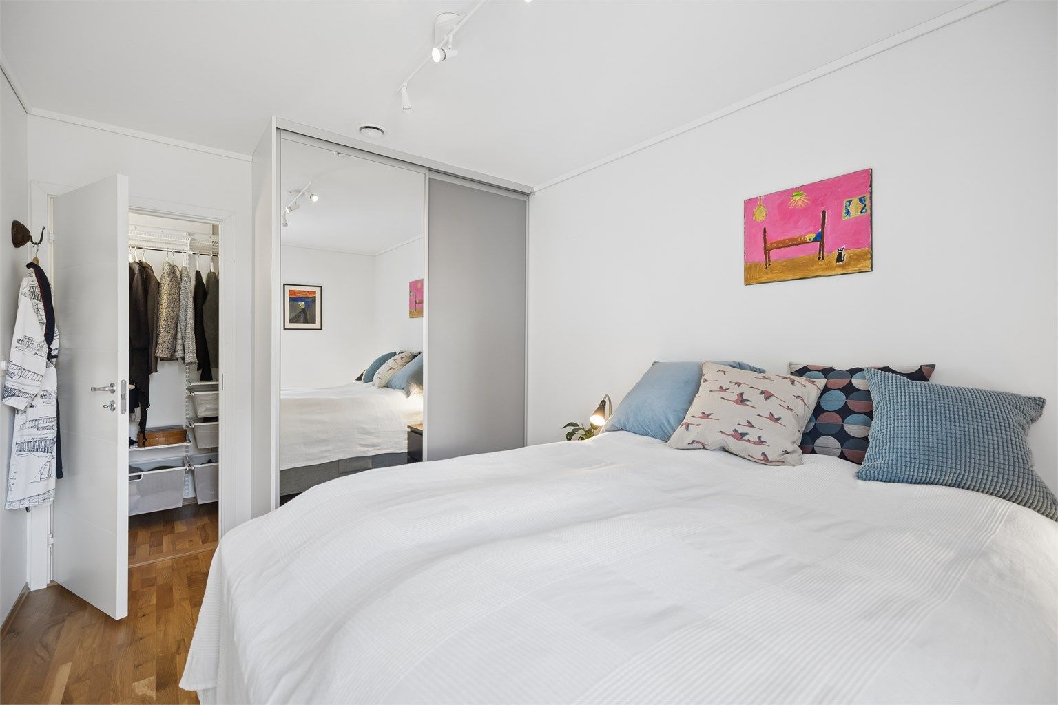 Soverommet i 2. etasje har romslig skyvedørsgarderobe med speilfronter og direkte adkomst til bod under trapp, innredet til walk-in-garderobe. 