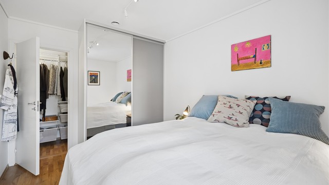 Soverommet i 2. etasje har romslig skyvedørsgarderobe med speilfronter og direkte adkomst til bod under trapp, innredet til walk-in-garderobe.