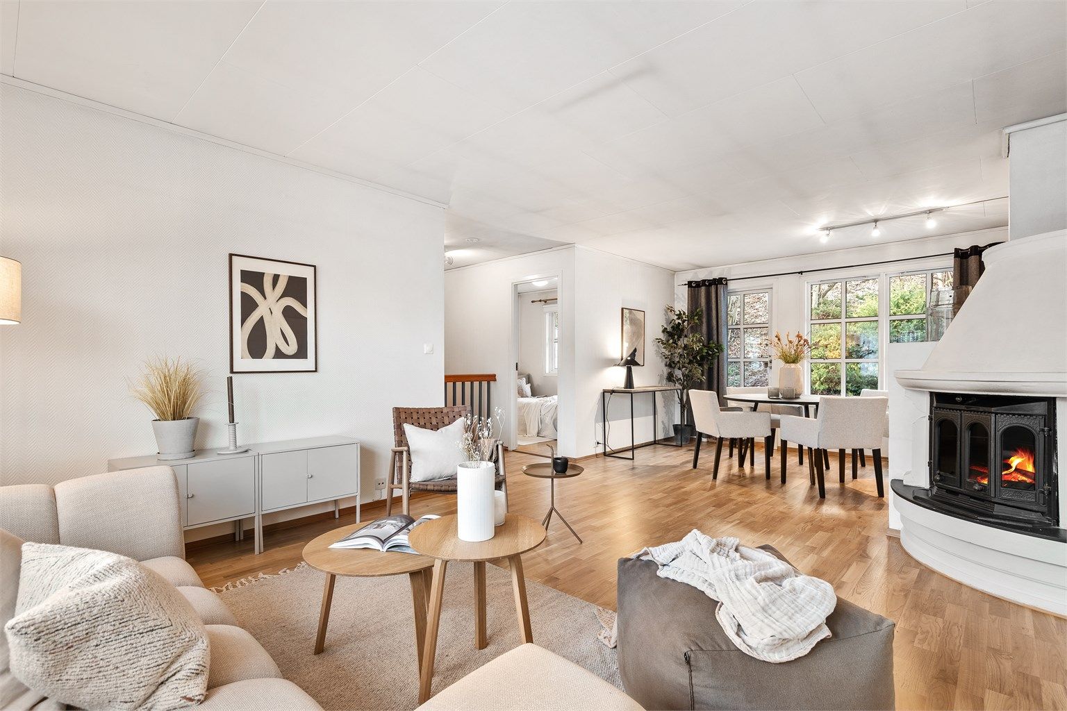 Lys og romslig stue med store vindusflater som slipper inn rikelig med naturlig lys.