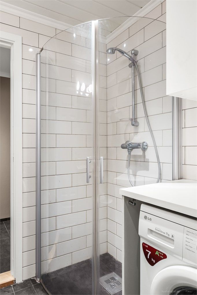 Dusjhjørnet har innfellbare glassdører som frigjør gulvplass når det ikke er i bruk.