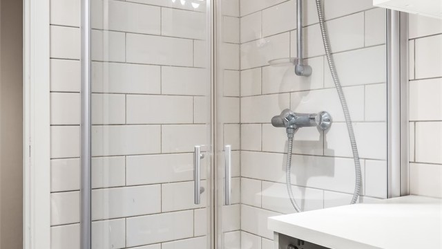 Dusjhjørnet har innfellbare glassdører som frigjør gulvplass når det ikke er i bruk.