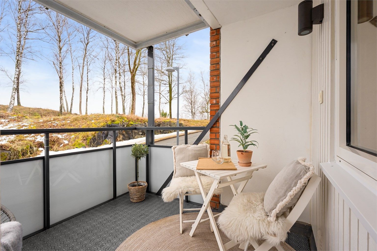 Balkongen er en fin uteplass med utsikt mot flotte omgivelser.