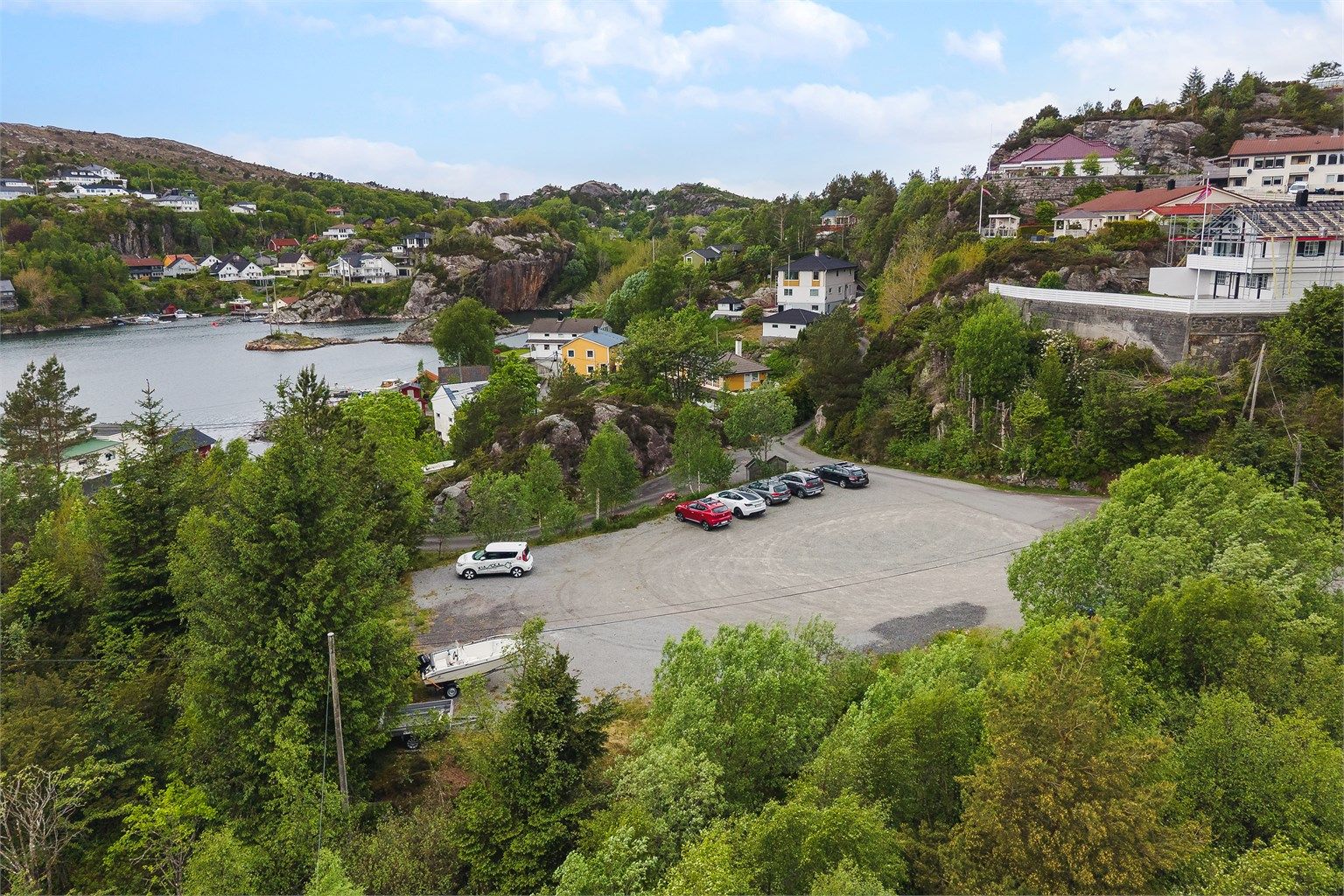 Fra den felles parkeringsplassen er det få minutters gange via sti til hytten.