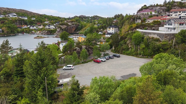Fra den felles parkeringsplassen er det få minutters gange via sti til hytten.