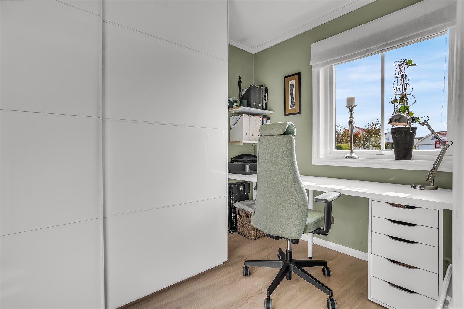 Rom i hovedetasje innredet som hjemmekontor.