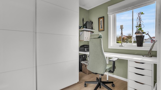 Rom i hovedetasje innredet som hjemmekontor.