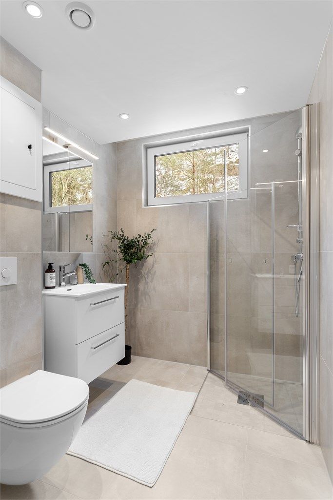 Lekkert og helt nytt (ubrukt) bad. Nye våtrom i regi av sameiet. Flislagt bad med gulvvarme. Innredet med vegghengt servantinnredning og speilskap med overlys. 