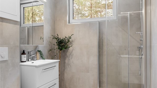 Lekkert og helt nytt (ubrukt) bad. Nye våtrom i regi av sameiet. Flislagt bad med gulvvarme. Innredet med vegghengt servantinnredning og speilskap med overlys.