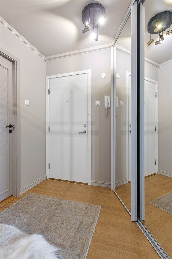 Entré med integrert skyvedørsgarderobe og plass til ekstra kommode eller skap om ønskelig. Fra entreen er det tilgang til kjøkken, stue og toalettrom.
