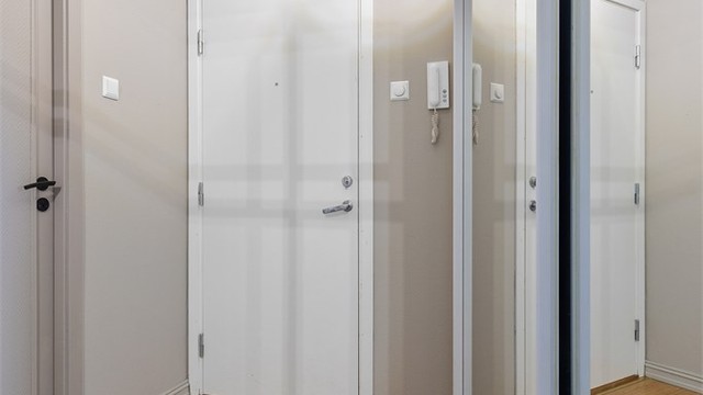 Entré med integrert skyvedørsgarderobe og plass til ekstra kommode eller skap om ønskelig. Fra entreen er det tilgang til kjøkken, stue og toalettrom.