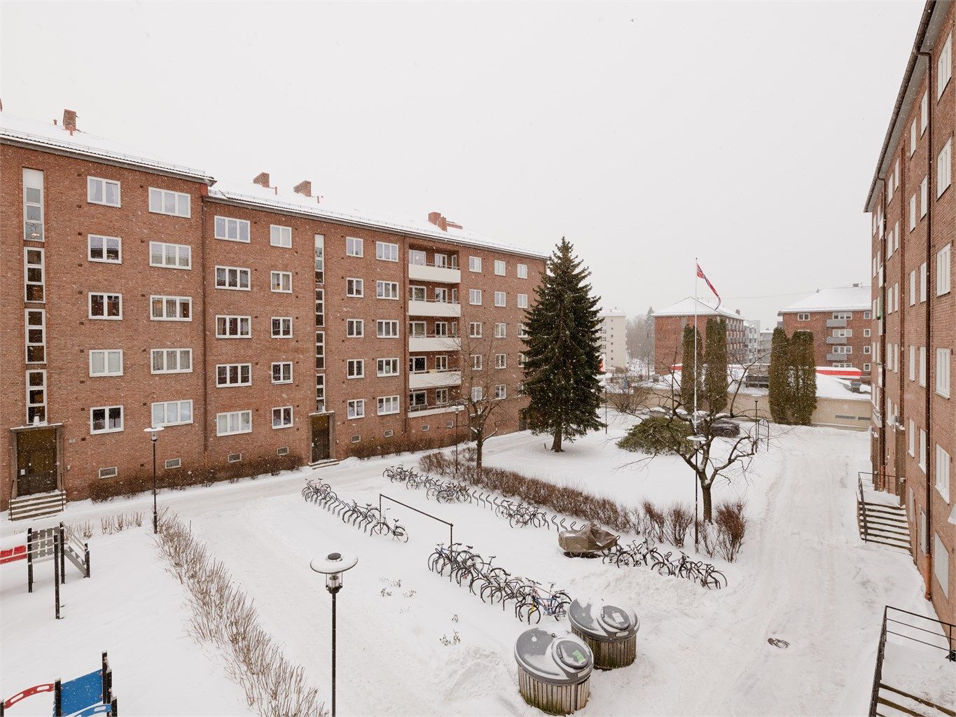 Soverommene vender mot rolig bakgård. 