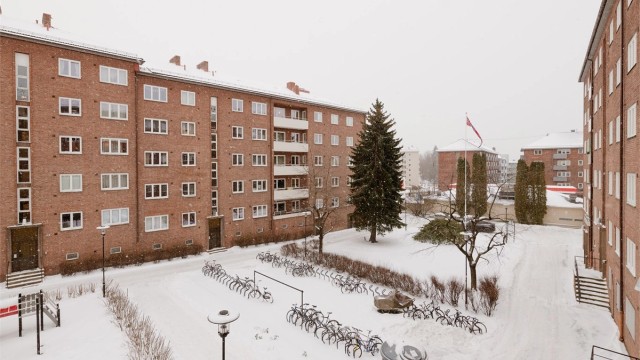 Soverommene vender mot rolig bakgård.