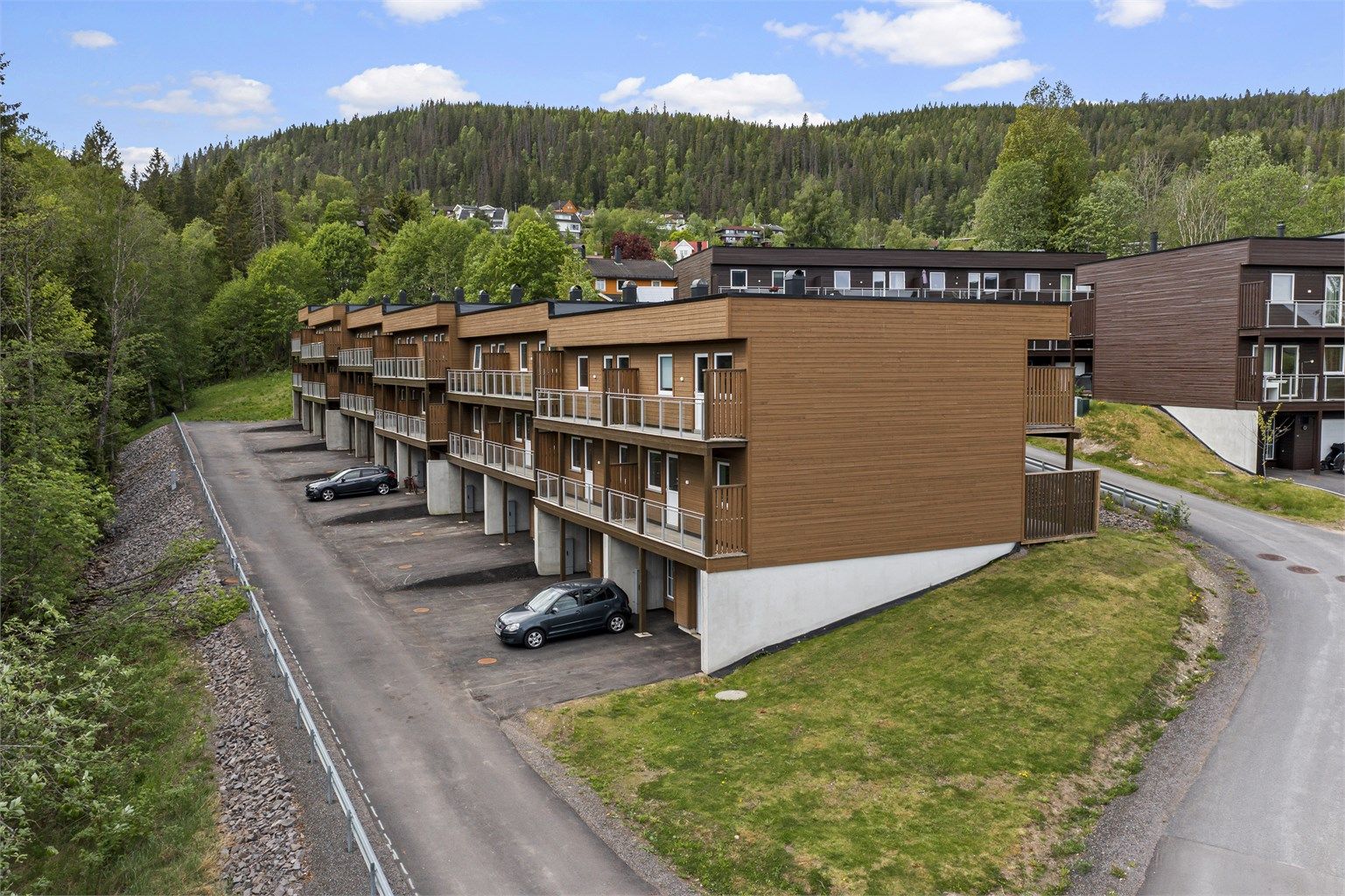 Grindbråtan 6a ligger som rekkehus nr 4 i rekken.