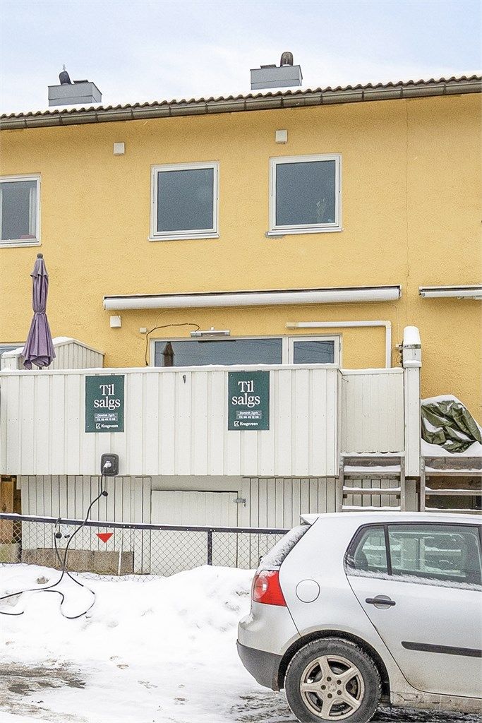 Fasade mot Bølersvingen. Lader er montert, men det er kun gateparkering. Det er dog en intern forståelse mellom naboer om å ikke parkere på hverandres plasser. Nye vinduer og balkongdør skiftet 2024.