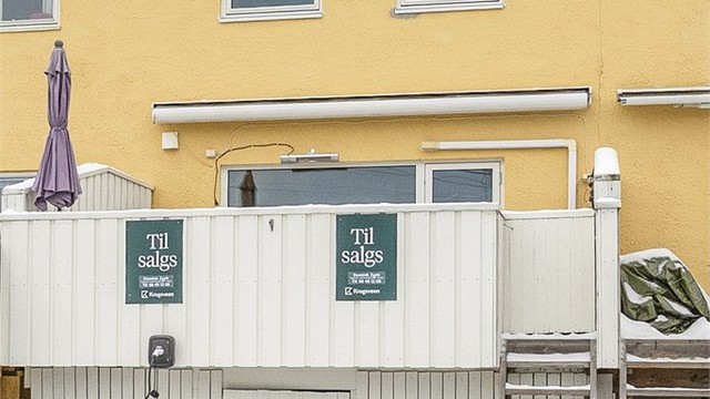 Fasade mot Bølersvingen. Lader er montert, men det er kun gateparkering. Det er dog en intern forståelse mellom naboer om å ikke parkere på hverandres plasser. Nye vinduer og balkongdør skiftet 2024.