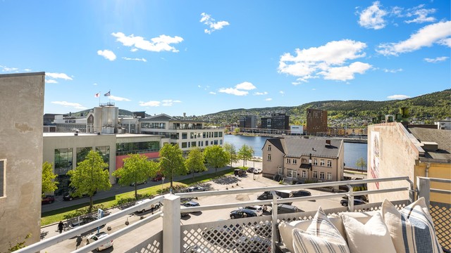 Fra balkongen har man en fin utsikt over nærområdet og mot elven.