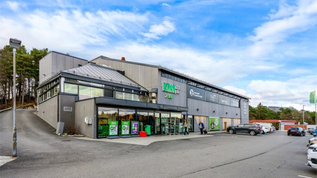Både Kiwi og Rema ligger begge innen gangavstand til leiligheten