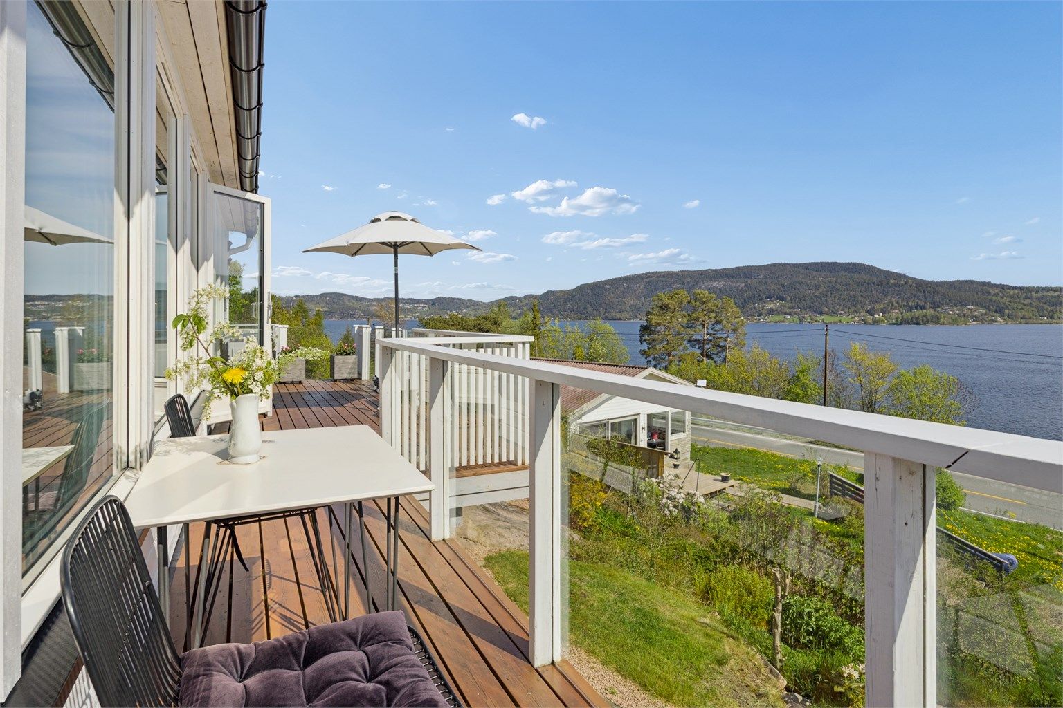 Nydelig uteplass på terrasse på 42 kvm med god plass til utemøbler
