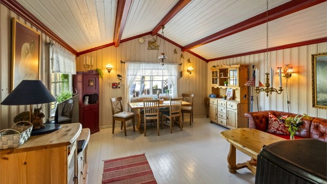 Stuen er romslig og gir fleksibilitet for møblering -her er god plass til både spisebord og sofagruppe. Skråtaket gir en takhøyde på opptil 2,82 meter.
