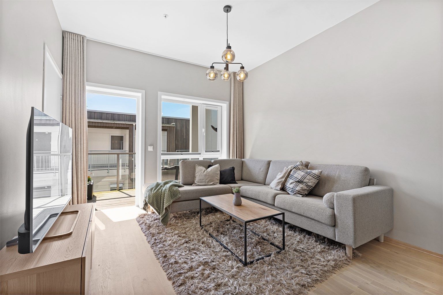 Det er plass til en større sofagruppe og tv-seksjon samt tilhørene møblement. De gode vindusflatene sørger for rikelig med naturlig lys. 