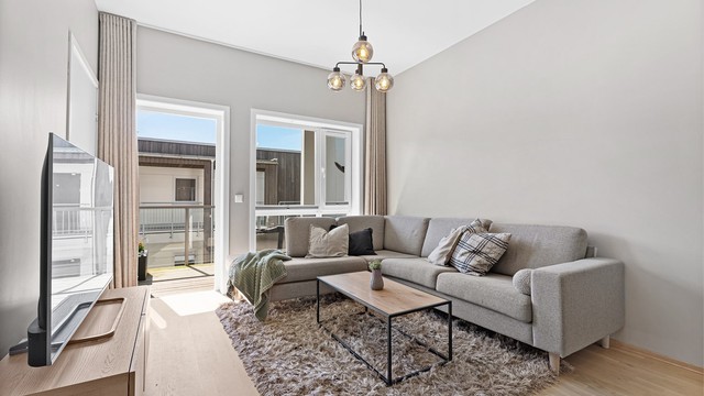 Det er plass til en større sofagruppe og tv-seksjon samt tilhørene møblement. De gode vindusflatene sørger for rikelig med naturlig lys.