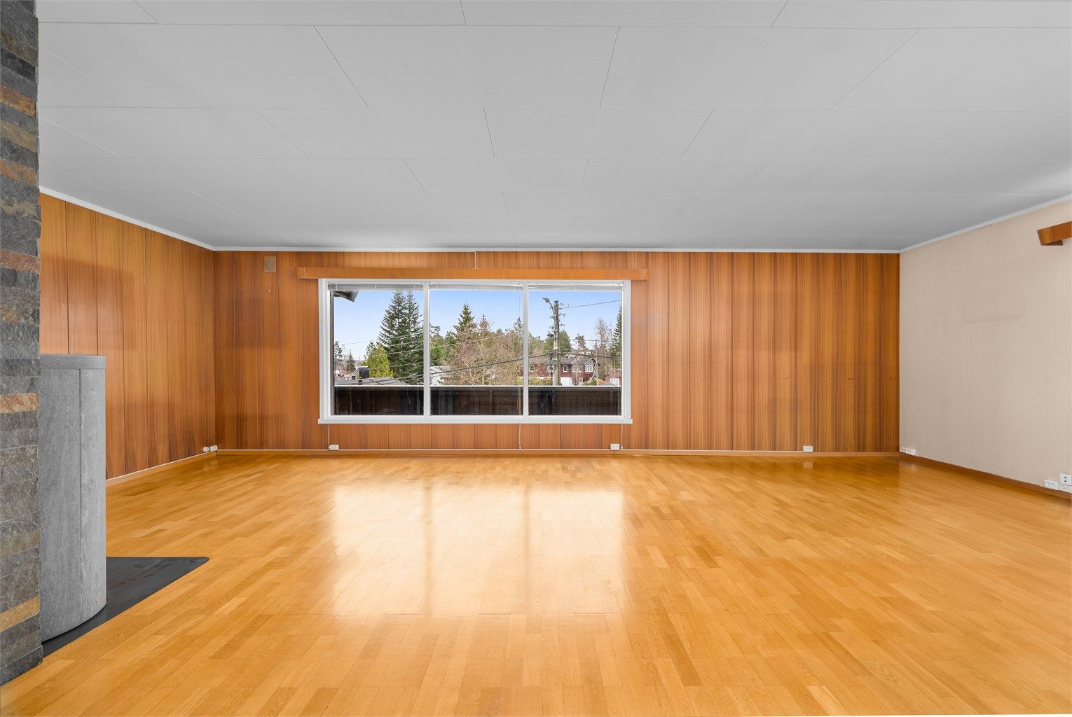 Vinduer på flere sider av rommet sørger for rikelig med dagslys gjennom dagen.