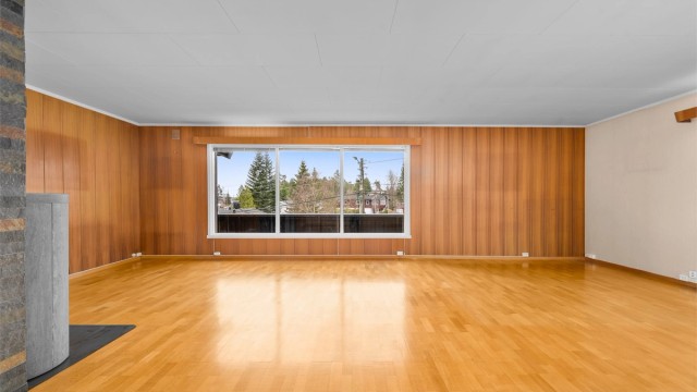 Vinduer på flere sider av rommet sørger for rikelig med dagslys gjennom dagen.