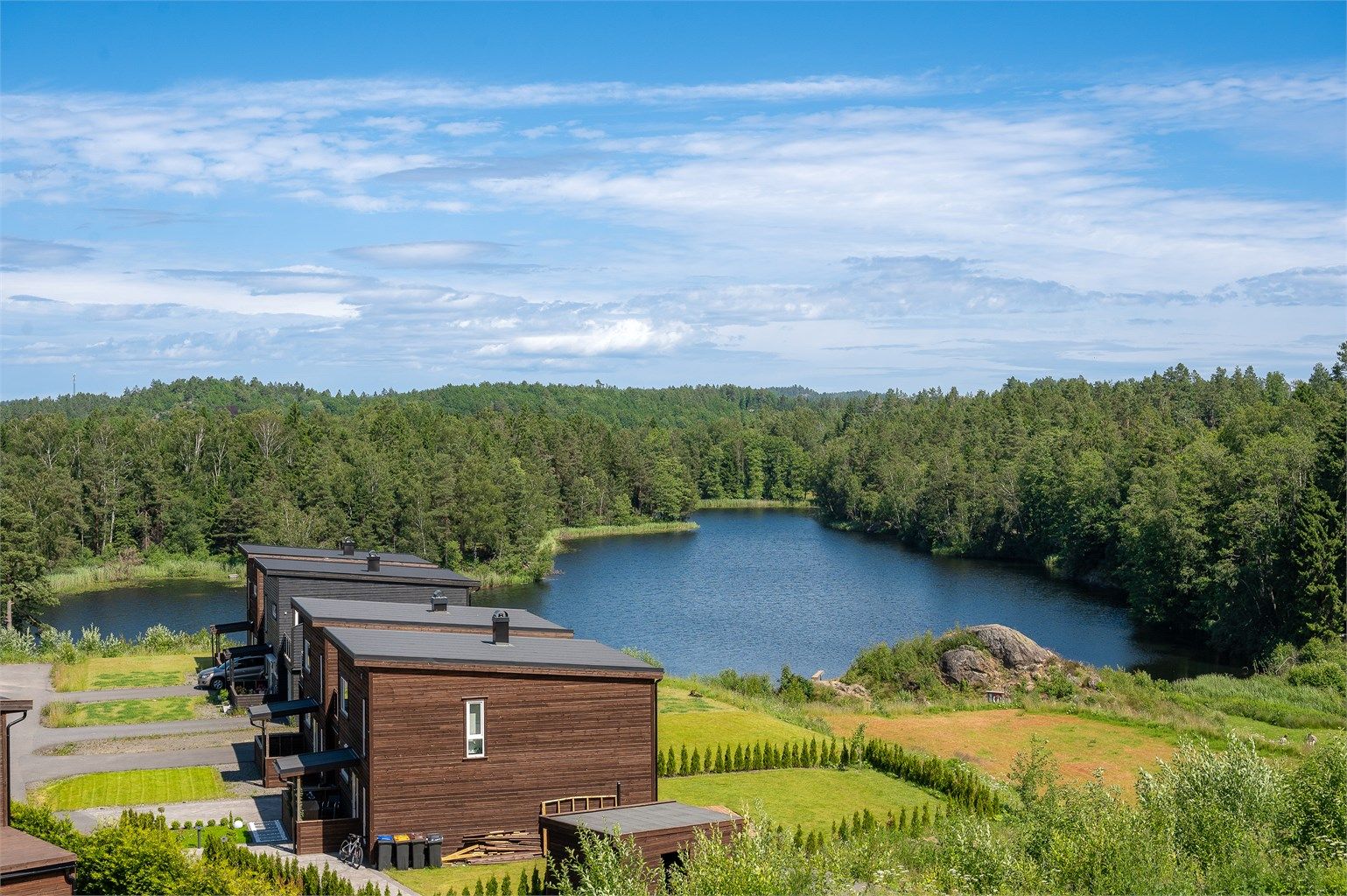 Fint beliggende i rolig omgivelser med nærhet til flotte naturområder.