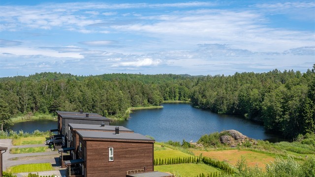 Fint beliggende i rolig omgivelser med nærhet til flotte naturområder.