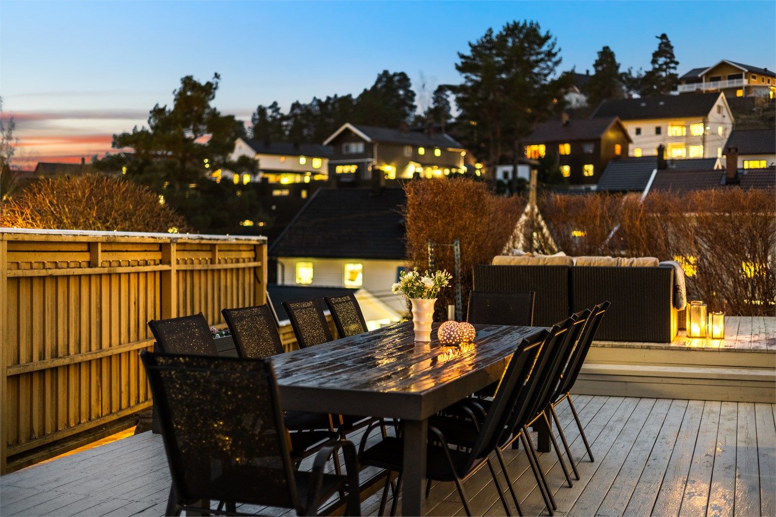 Stemningsbelysning skaper en hyggelig atmosfære på uteplassen.