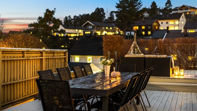 Stemningsbelysning skaper en hyggelig atmosfære på uteplassen.