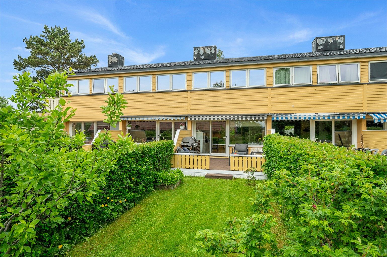 Fra terrassen har man direkte utgang til pent opparbeidet hageareal. 