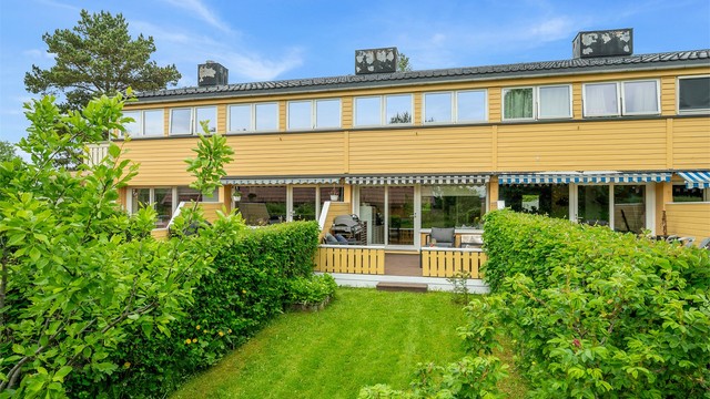 Fra terrassen har man direkte utgang til pent opparbeidet hageareal.