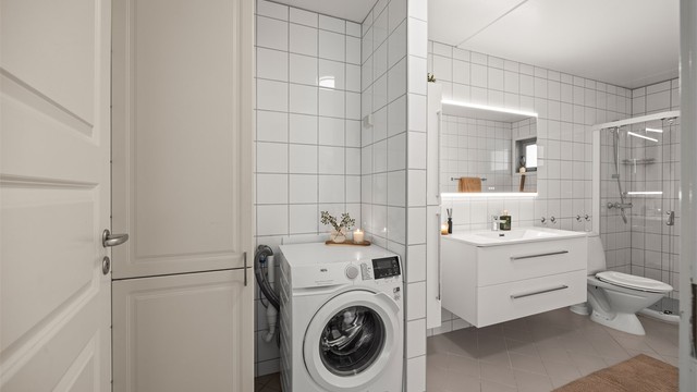 Boligens bad er av god størrelse, og har plass til oppbevaring og opplegg til vaskemaskin.