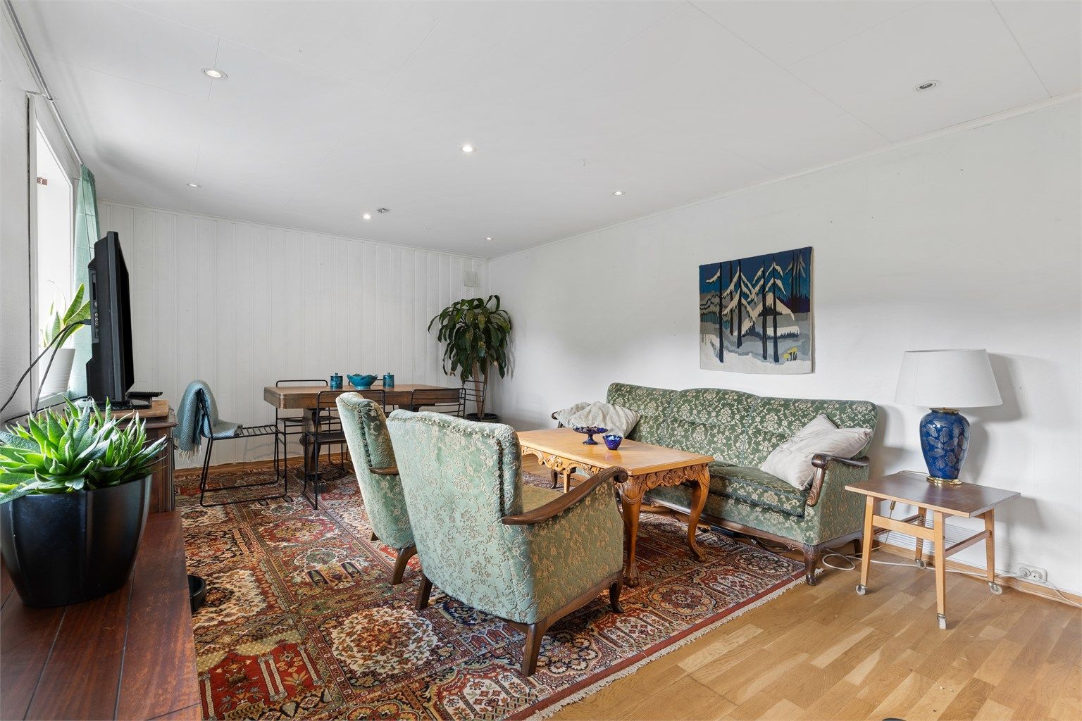 I stuen er det plass til sofagruppe og spisebord