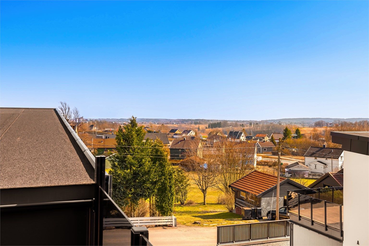 Fra siden av terrassen er det fin utsikt.