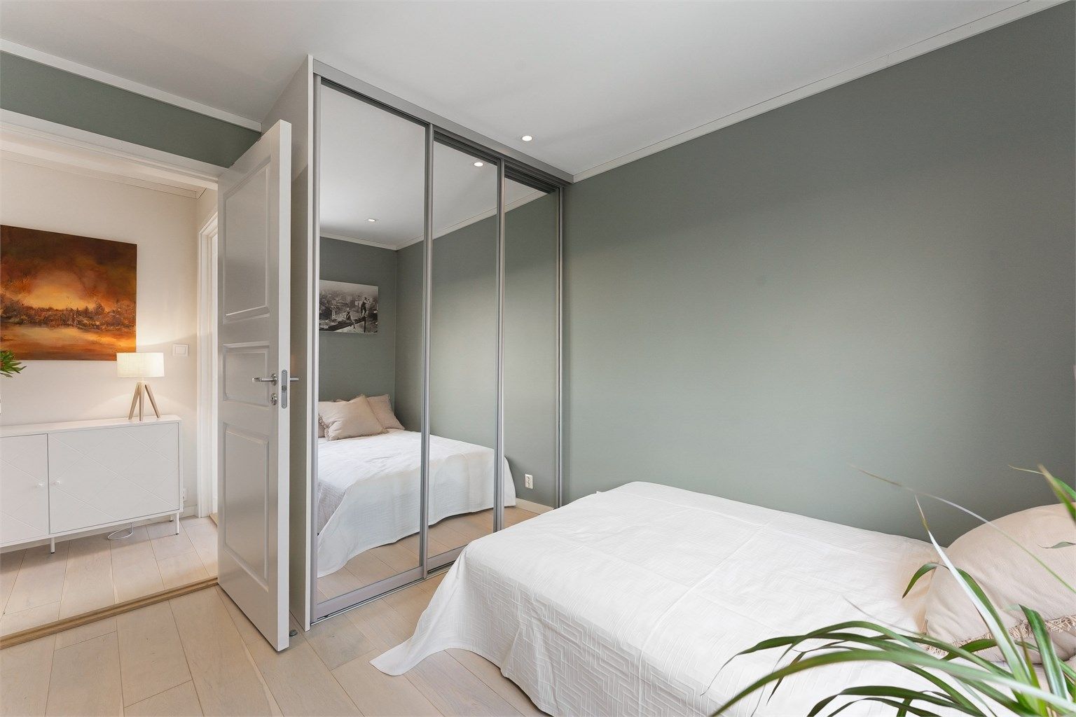 Også dette soverommet er utstyrt med en praktisk skyvedørsgarderobe.