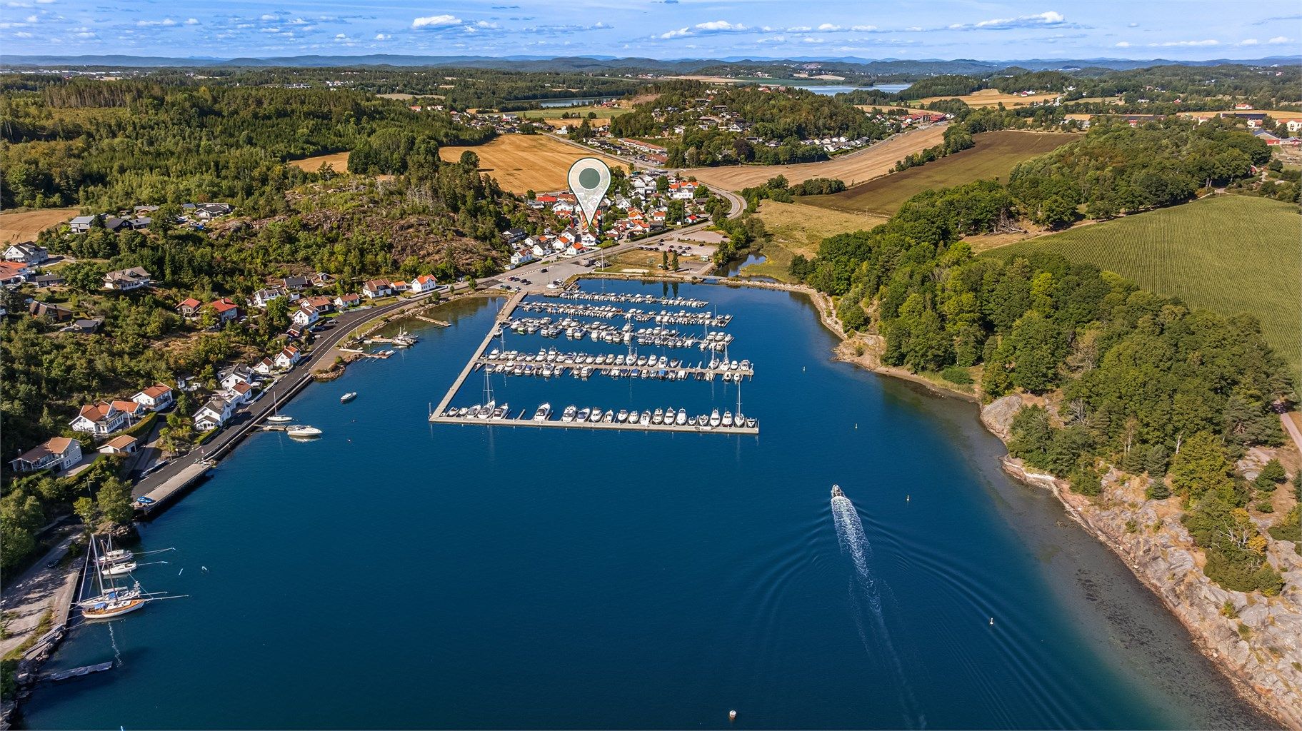 Velkommen til idylliske Melsomvik! Foto: Fotograf Magik