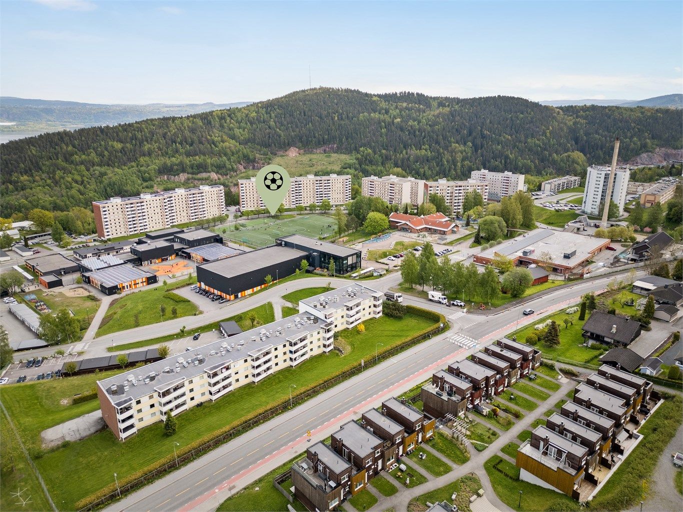 Kunstgressfotballbane i kort avstand fra leiligheten. 