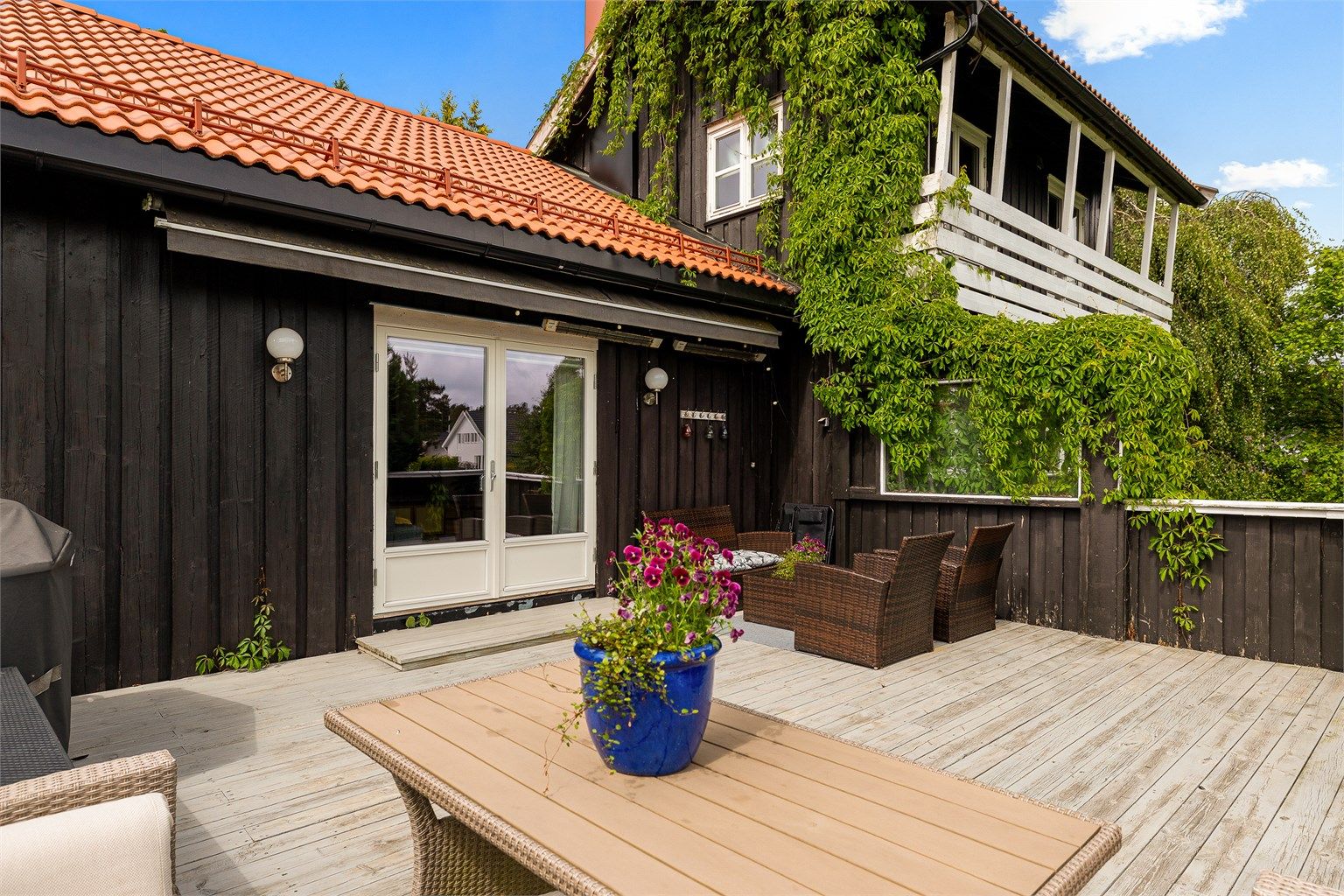 Terrassen har god plass til både sittegruppe og grill, og er et flott samlingspunkt på sommeren.