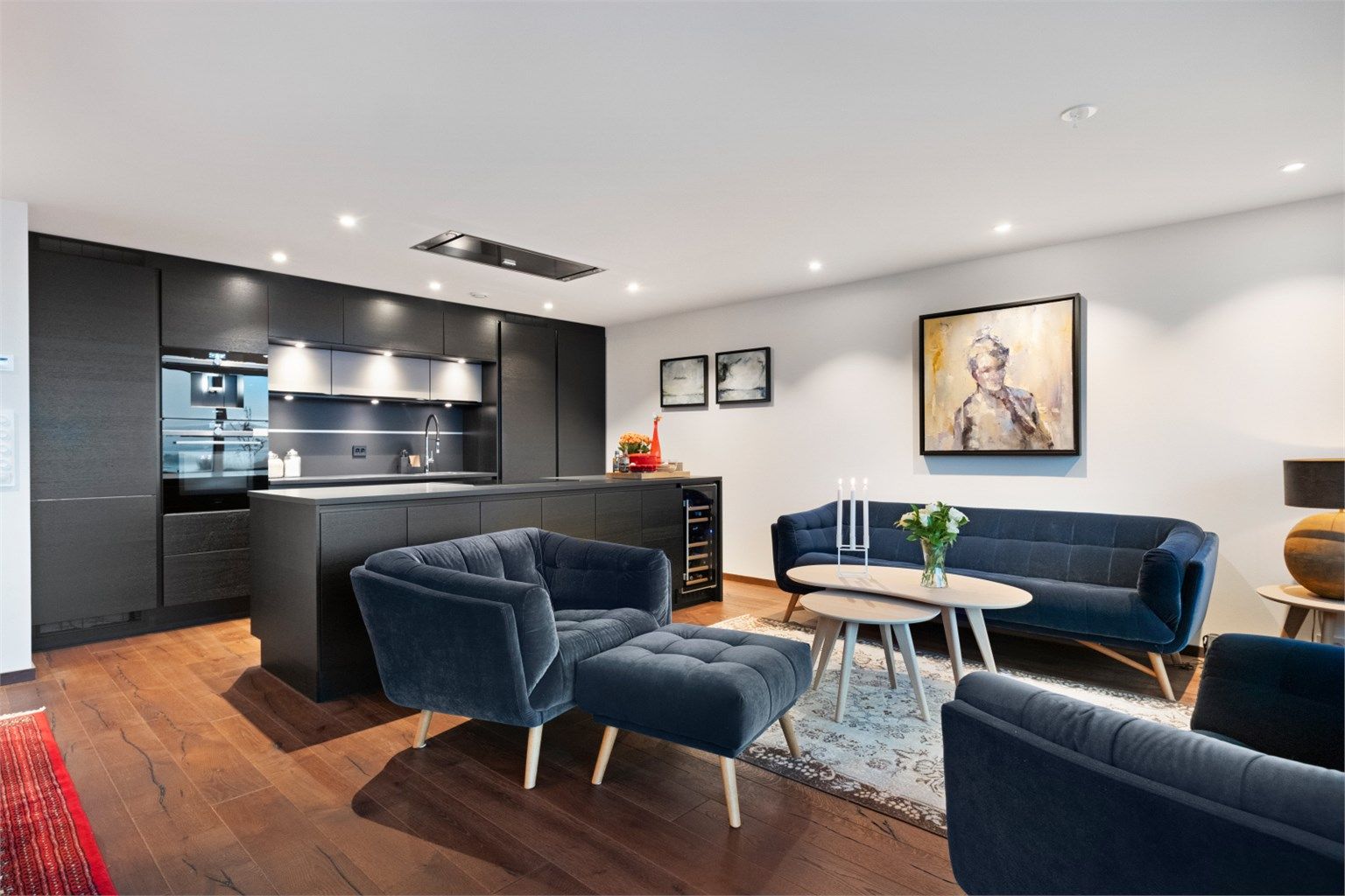 Flott påkostet HTH kjøkken med kjøkkenøy mot stue