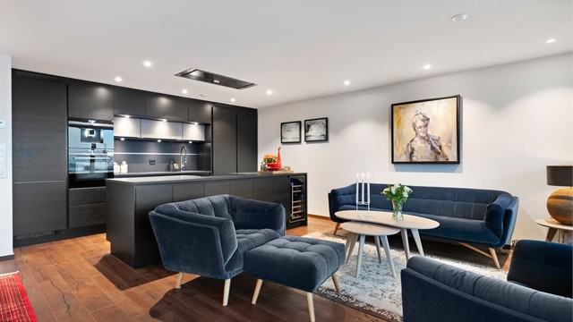 Flott påkostet HTH kjøkken med kjøkkenøy mot stue