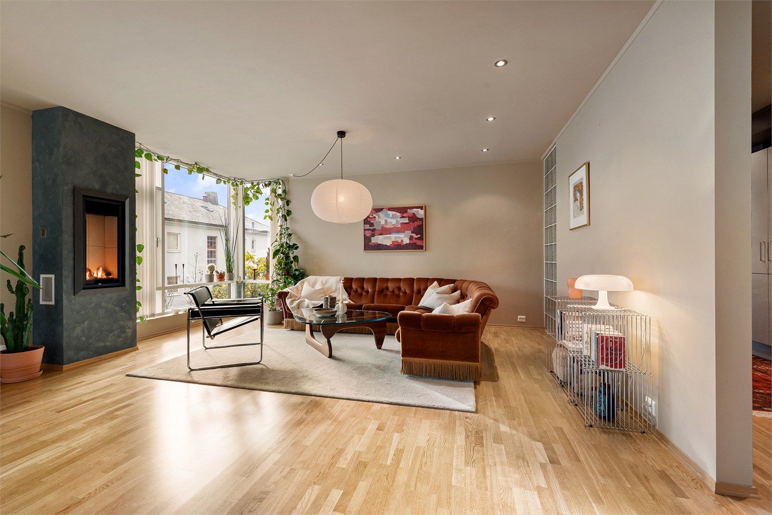 Det er gasspeis med glassdør i stuen som gir en lun og hyggelig atmosfære