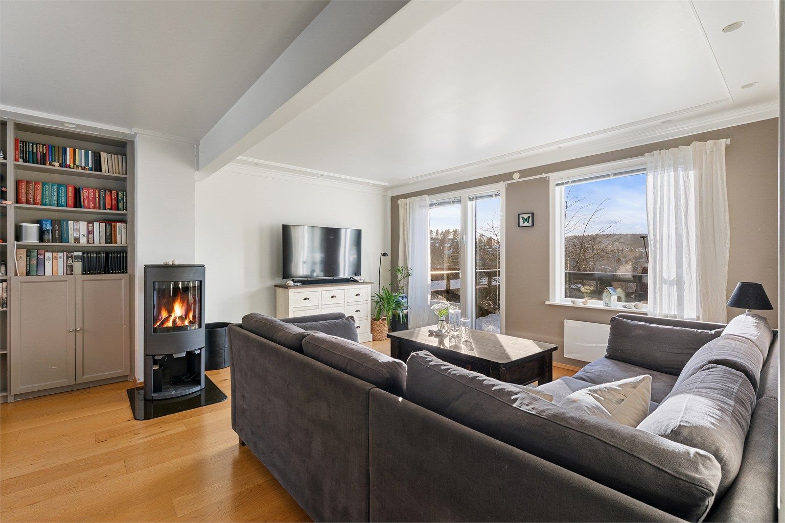 Stuen i hovedetasjen er lys og innbydende, malt i delikate og moderne farger som skaper en behagelig atmosfære